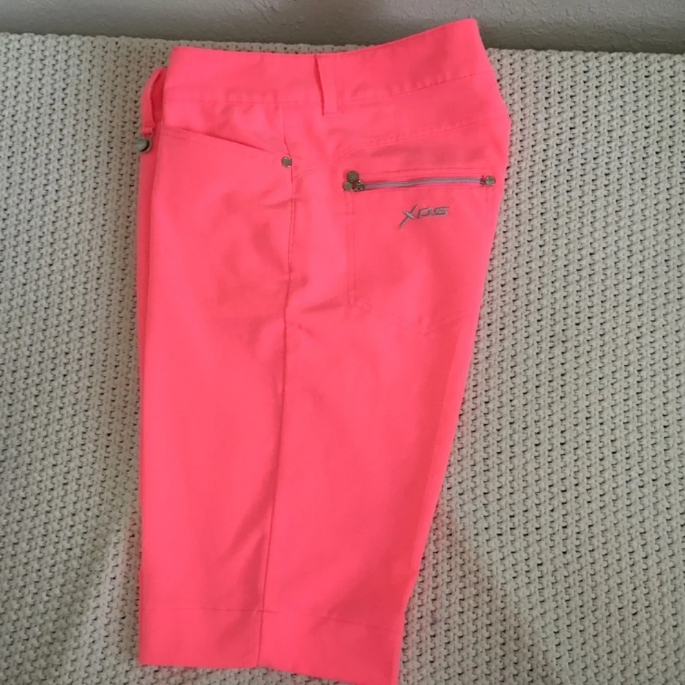 XDS WOMAN GOLF SHORTS SIZE 10 IN HOT PINK